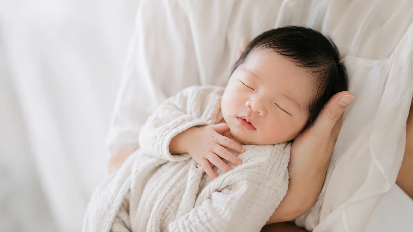 妈妈怀中安睡的新生宝宝